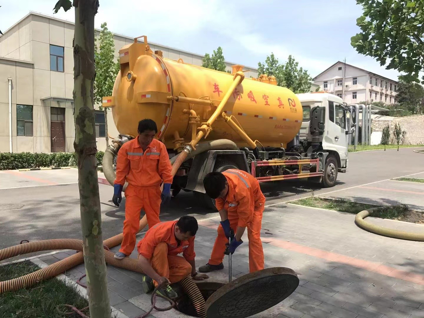 永修管道疏通车停在窨井附近