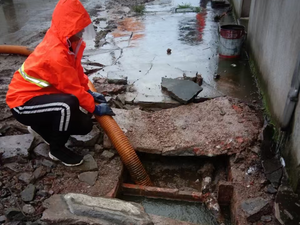 永修专业清理污水池 炜誉市政以规范流程守护城市 “肠道”