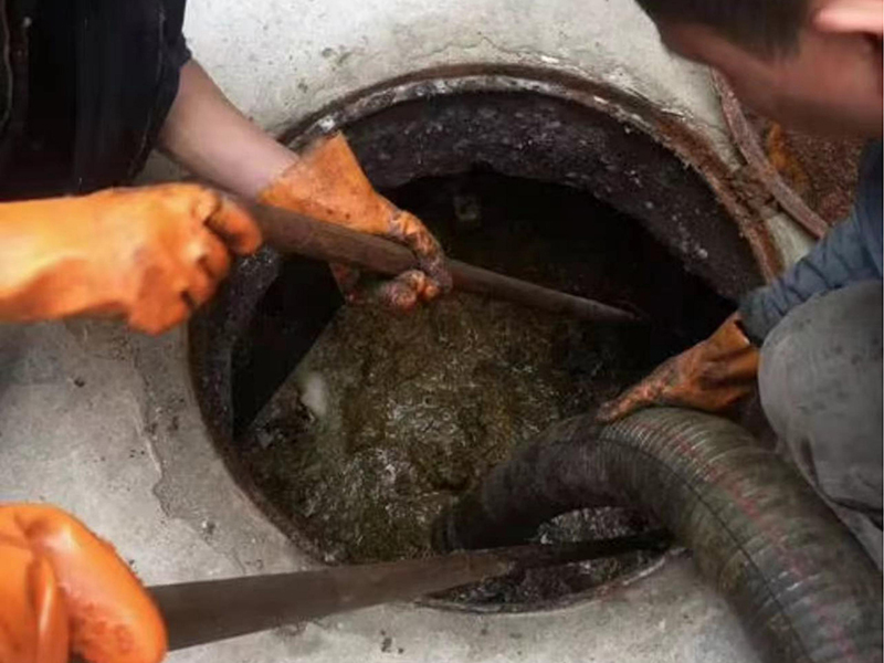 永修清理化粪池时如何避免沼气的危害？